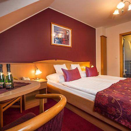 Hotel Kalvaria Gyor Ngoại thất bức ảnh