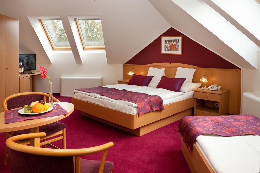Hotel Kalvaria Gyor Phòng bức ảnh