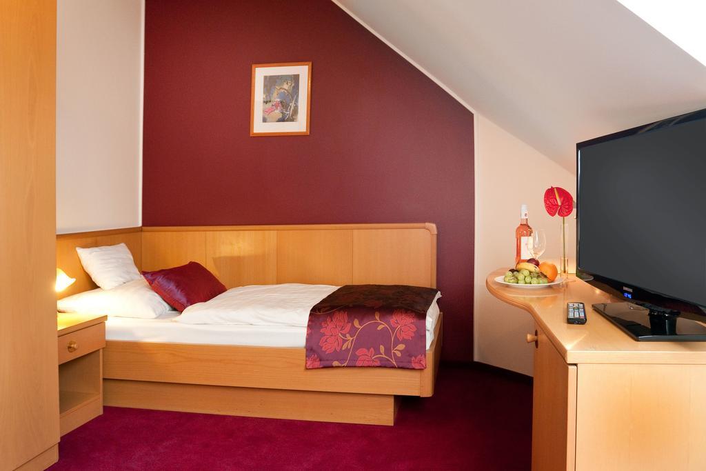 Hotel Kalvaria Gyor Phòng bức ảnh