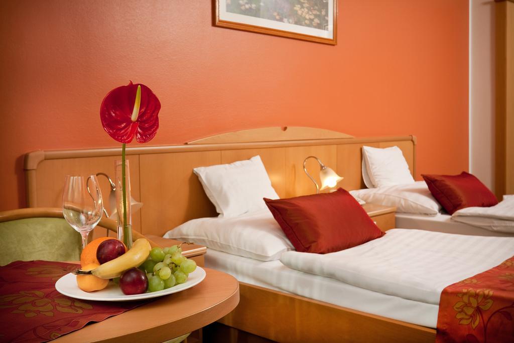 Hotel Kalvaria Gyor Ngoại thất bức ảnh