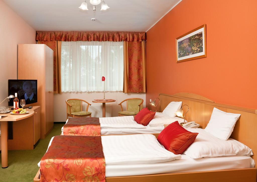 Hotel Kalvaria Gyor Phòng bức ảnh