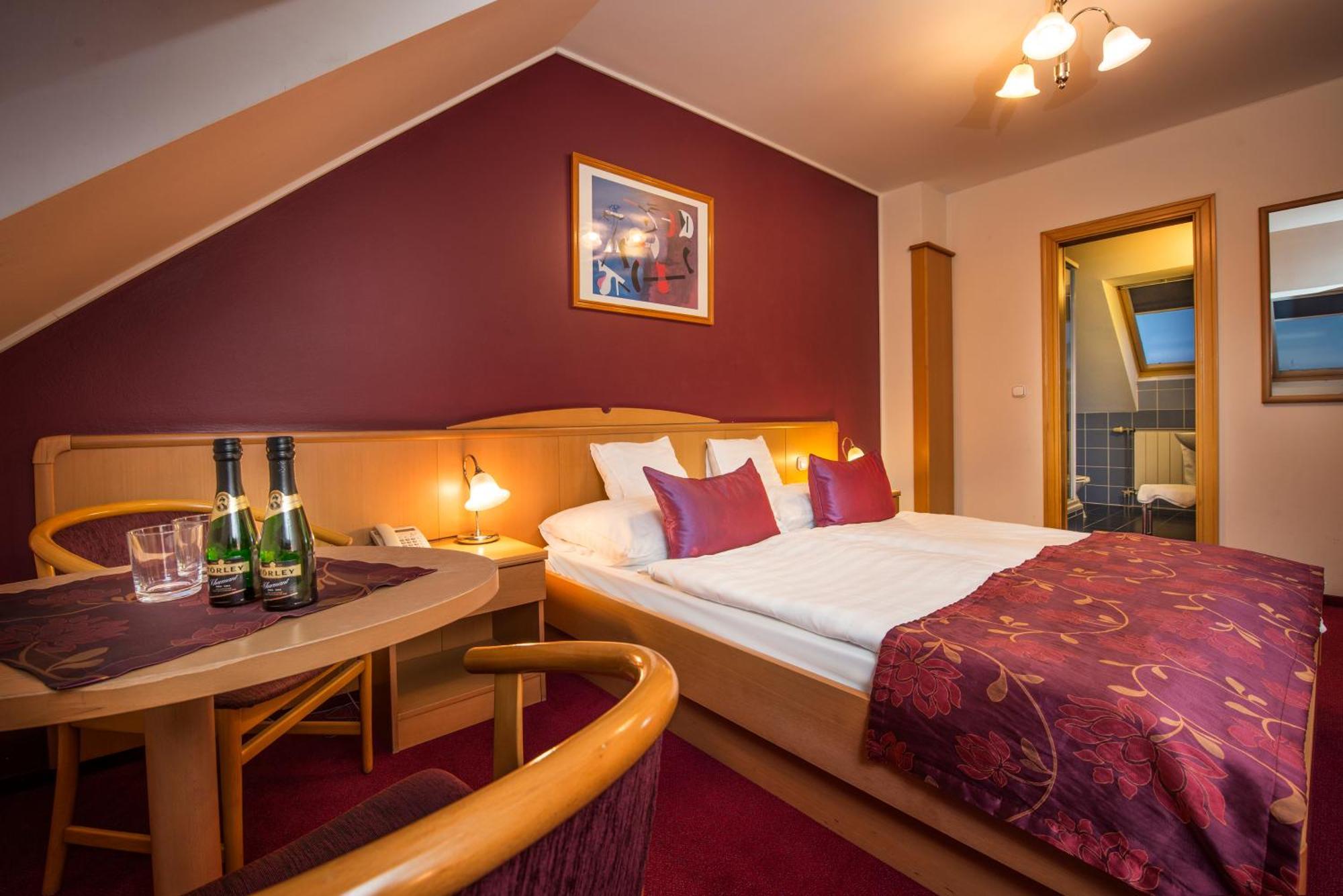 Hotel Kalvaria Gyor Ngoại thất bức ảnh